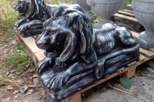 Лев лежащий из бетона