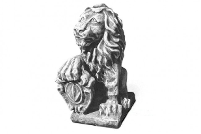 Лев с гербом из бетона